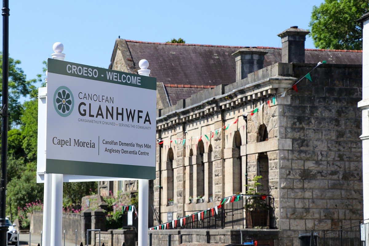 arwydd canolfan glanhwfa o flaen cyngor y dref