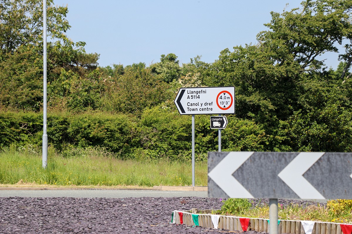 rownd o gwmpas gydag arwydd tuag at Llangefni